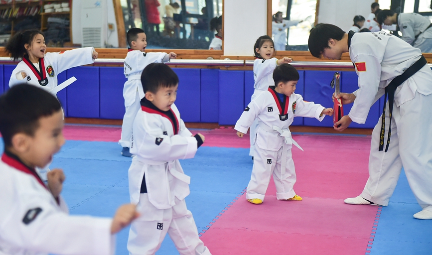 河南省洛阳市青少年活动中心，老师指导学生学习跆拳道基本动作。黄政伟摄