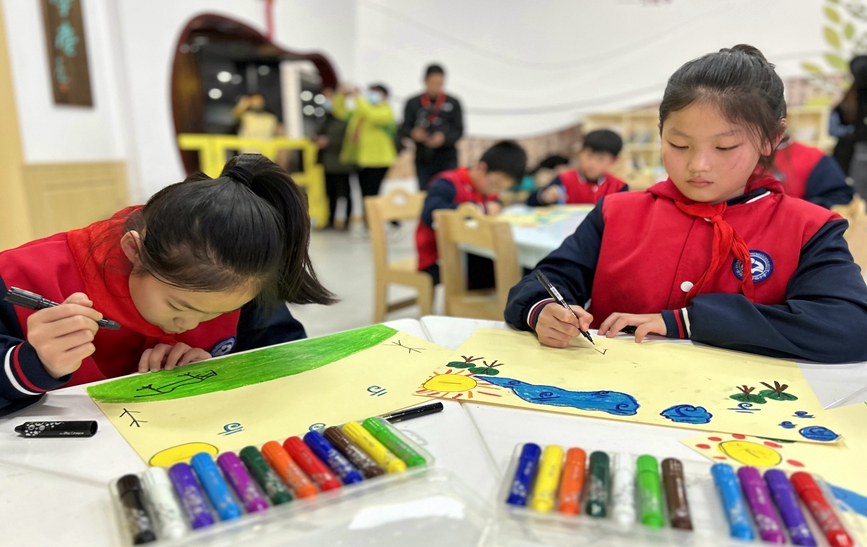 孩子们在学习甲骨文。人民网 霍亚平摄