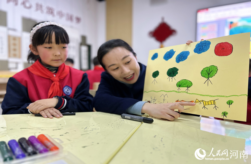 老师在甲骨学堂讲课。人民网霍亚平摄