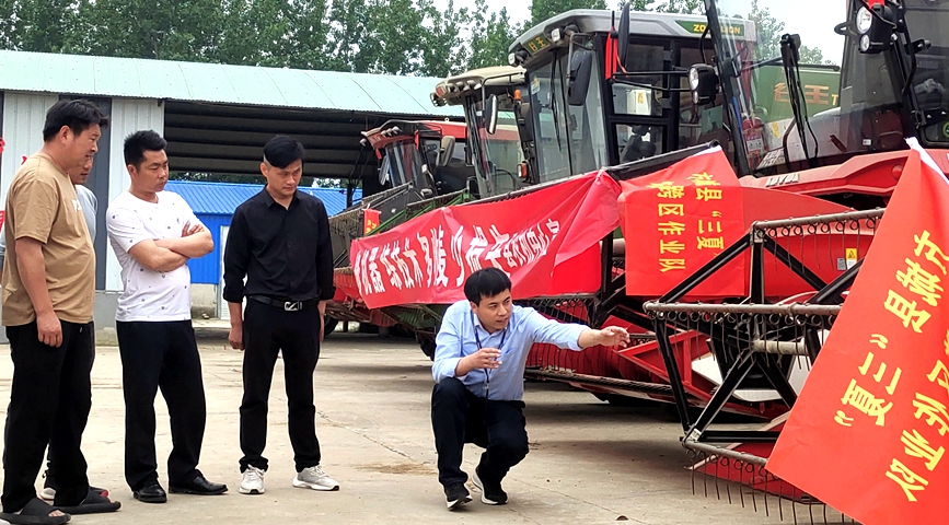 “保姆式”服务助力小麦跨区机收。李超峰摄